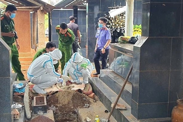 Khai quật bào thai để điều tra vụ bé gái 13 tuổi bị hiếp dâm