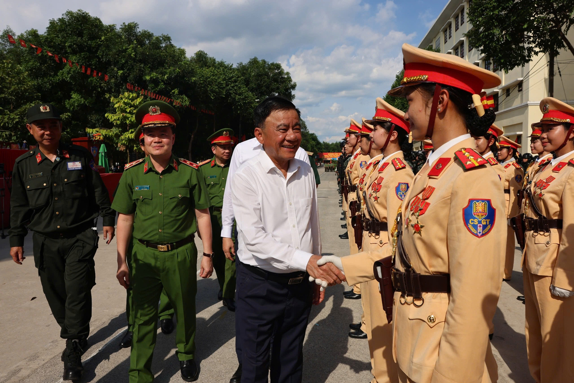 Thường trực Ban Bí thư Trần Cẩm Tú thăm, động viên lực lượng tham gia diễu binh