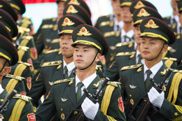 Khối Quân đội Trung Quốc hát 'Như có Bác Hồ trong ngày vui đại thắng'