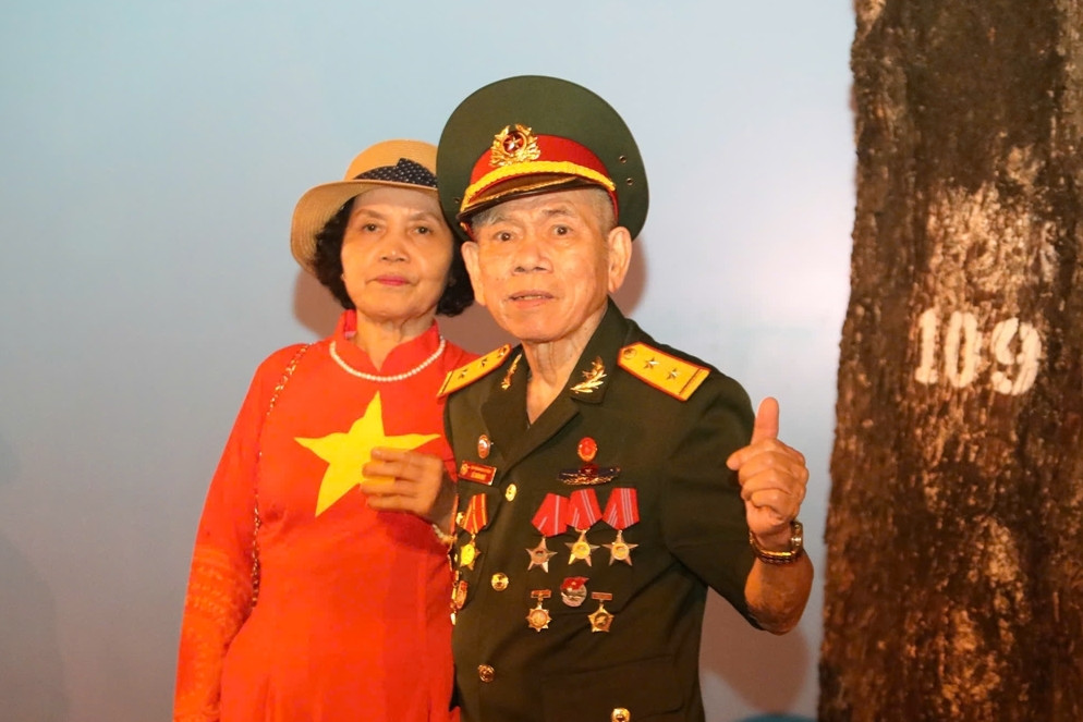 Ngồi thâu đêm chờ xem tổng duyệt diễu binh, cựu binh 81 tuổi nói 'đã mãn nguyện'