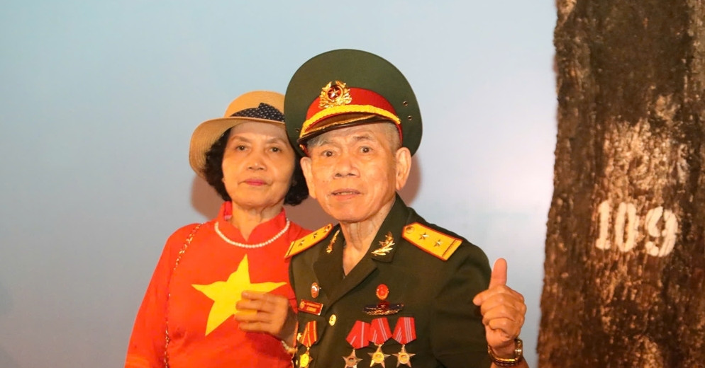 Ngồi thâu đêm chờ xem tổng duyệt diễu binh, cựu binh 81 tuổi nói 'đã mãn nguyện'