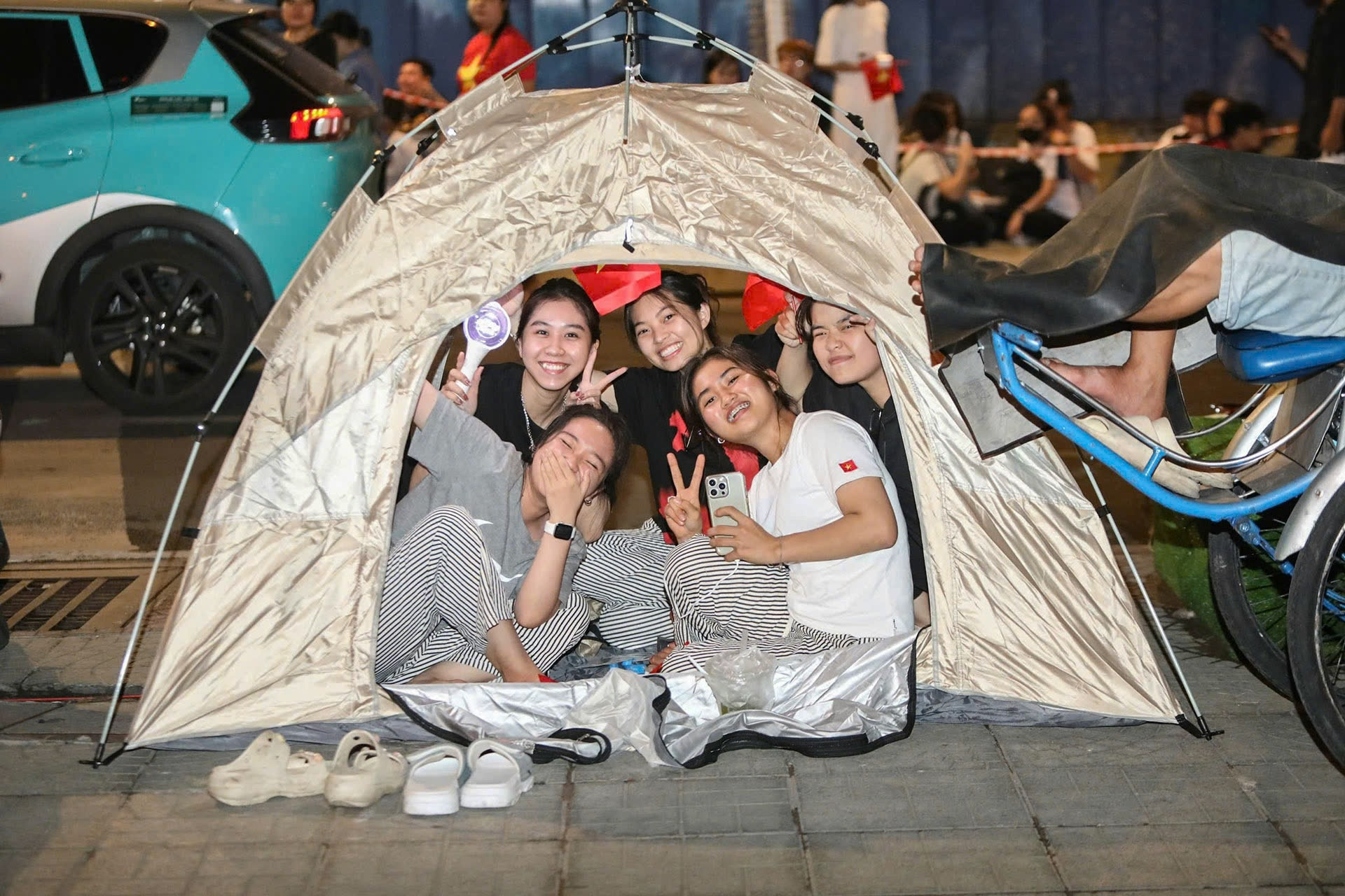 Người dân dựng lều, trải bạt từ nửa đêm chờ xem tổng duyệt diễu binh