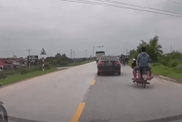 Nóng trên đường: Lái xe 'mắt để lên trời' và cái kết đau điếng