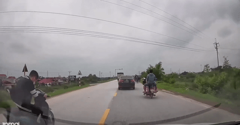 Nóng trên đường: Lái xe 'mắt để lên trời' và cái kết đau điếng