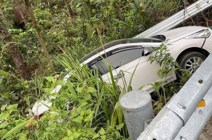 Thêm vụ tai nạn ở Tam Đảo, tài xế ô tô cài nhầm số lùi húc bay hộ lan