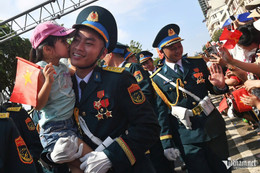 Quyến luyến tình quân dân sau tổng duyệt diễu binh, diễu hành