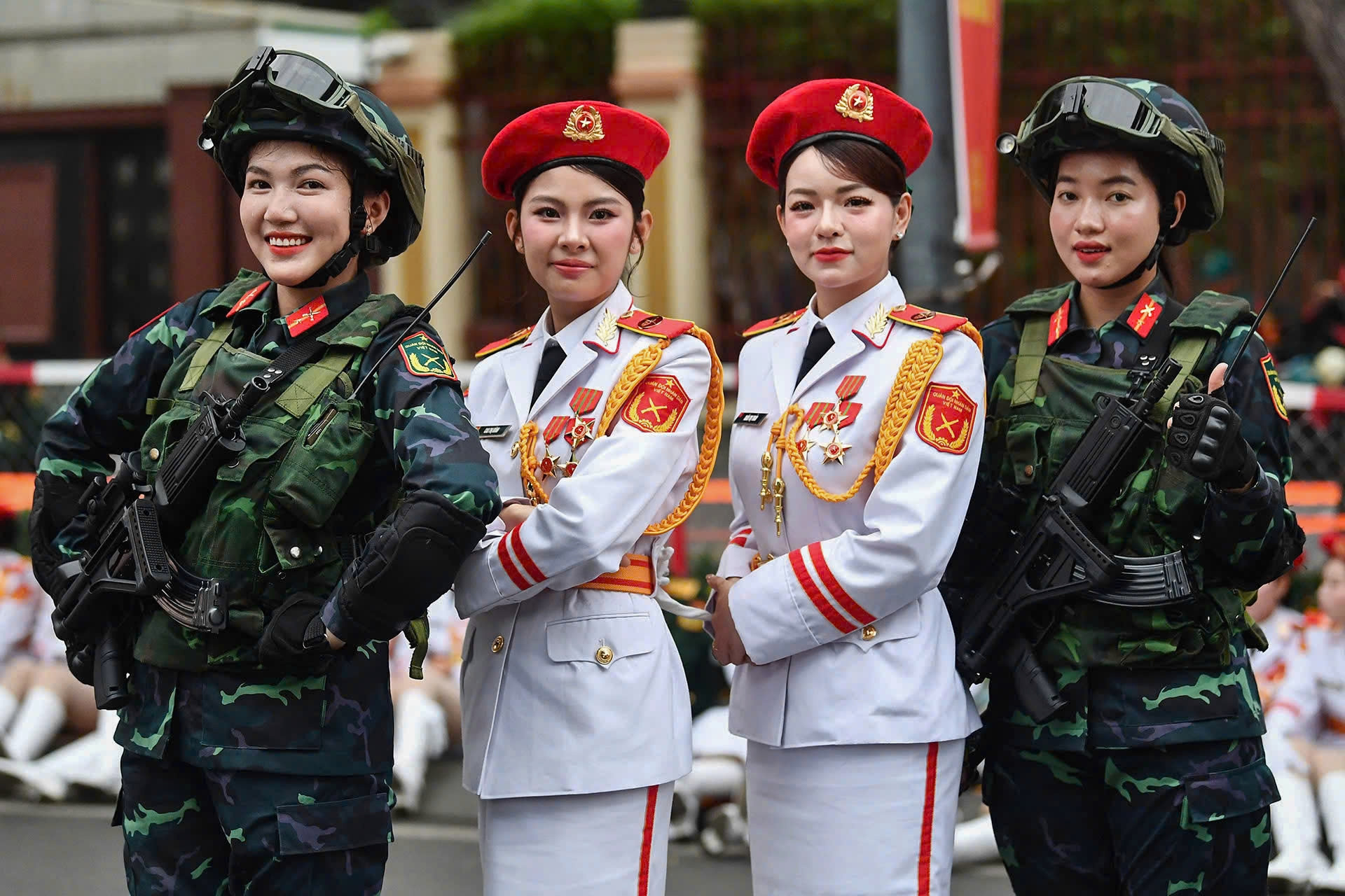 Tiêm kích bay lượn, hàng nghìn người chuẩn bị tổng duyệt diễu binh