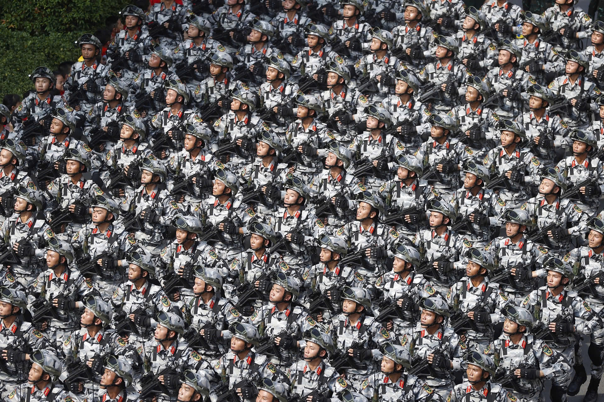 Tiêm kích bay lượn trên trời, Quân đội, Công an hô vang diễu binh trên phố