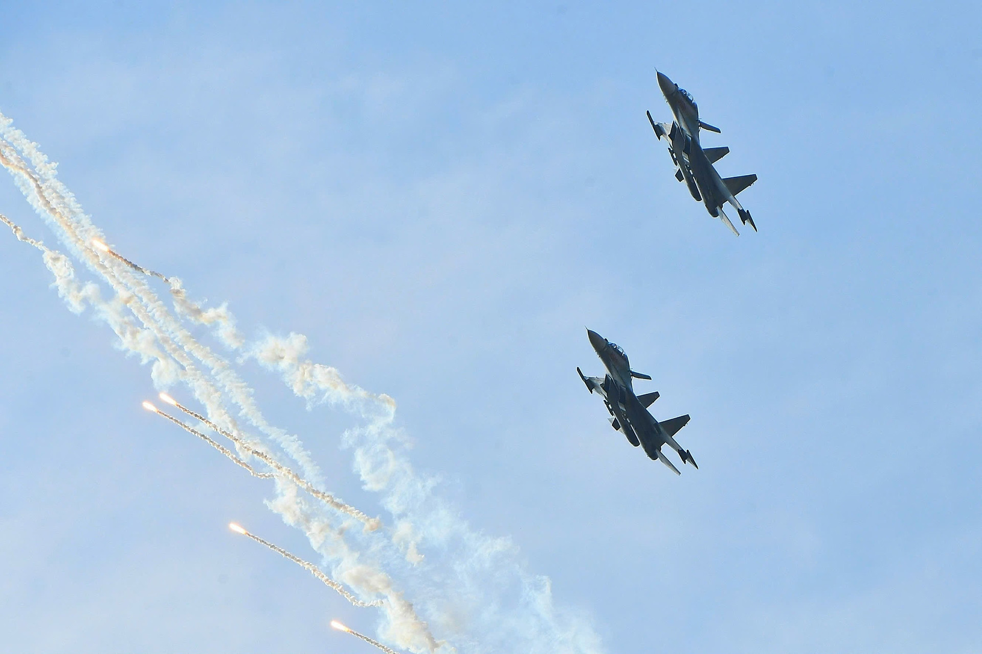 Tiêm kích Su-30MK2 thả bẫy nhiệt giữa trời TPHCM, đại bác rền vang bến Bạch Đằng