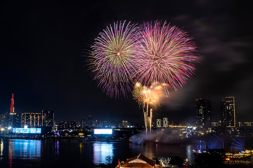 TPHCM: Cấm xe hơn 20 tuyến đường từ 18h tối nay để phục vụ bắn pháo hoa