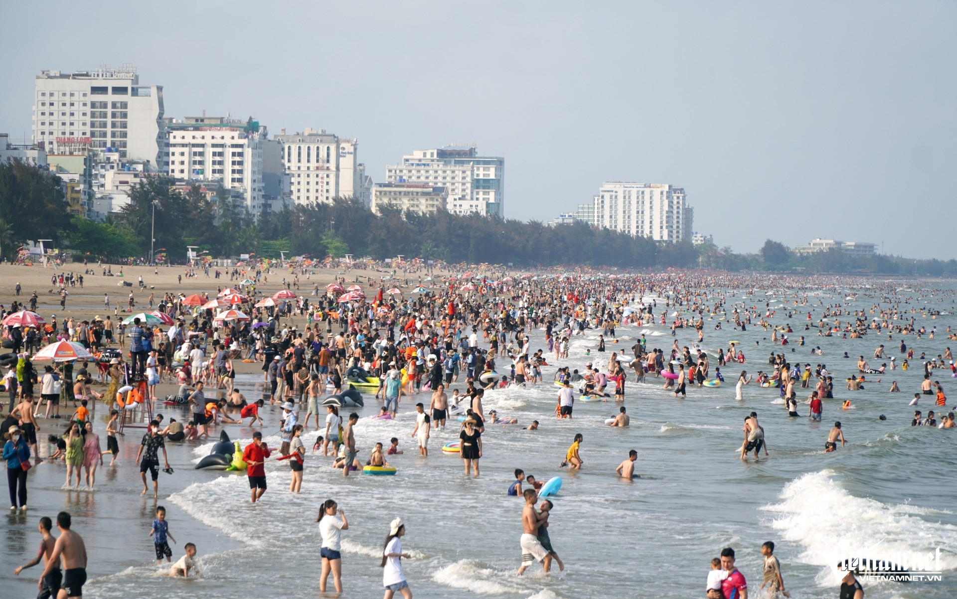 W-a1Biển Sầm Sơn đông khách.JPG.jpg