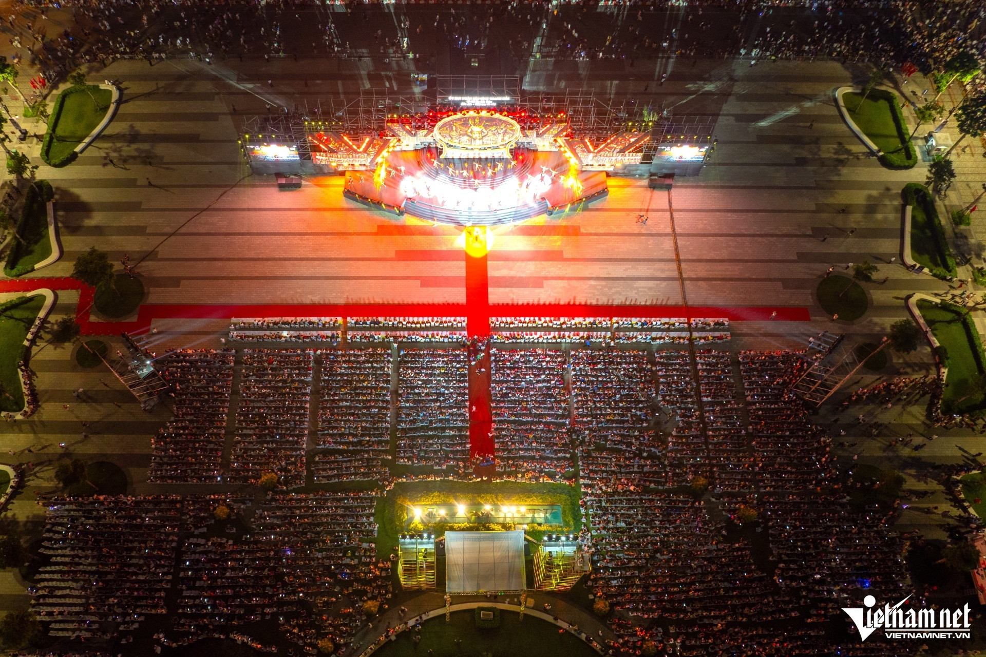 W-a1Hàng trăm nghìn người về dự lễ.jpg