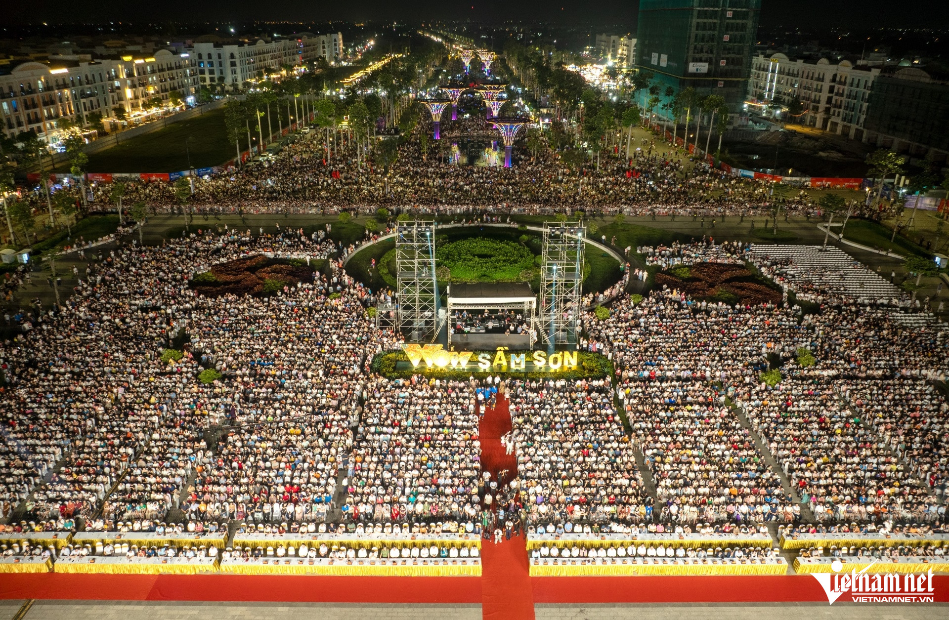 W-a2Hàng trăm nghìn người về dự lễ.jpg