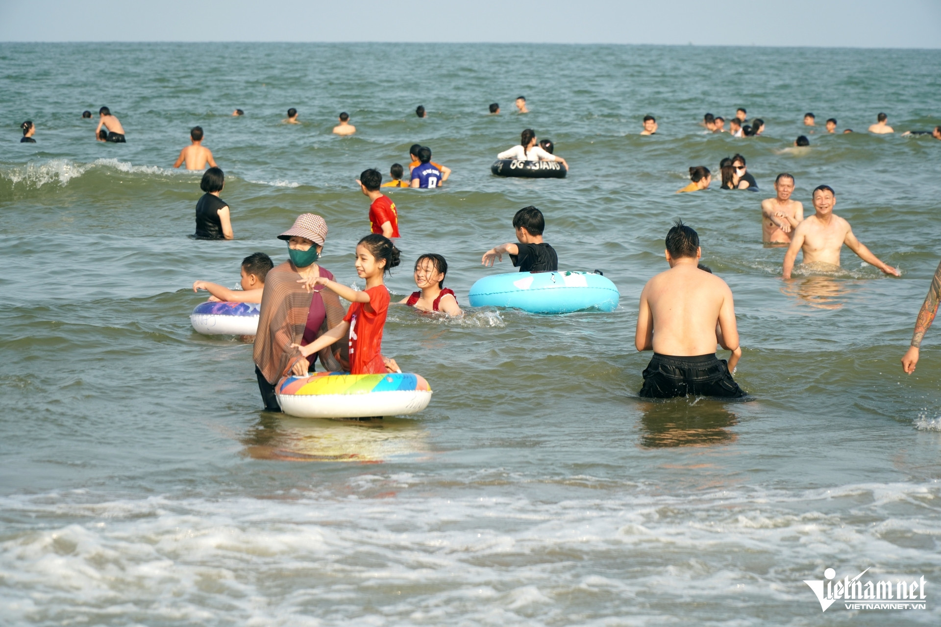 W-a3Biển Sầm Sơn đông khách .JPG.jpg