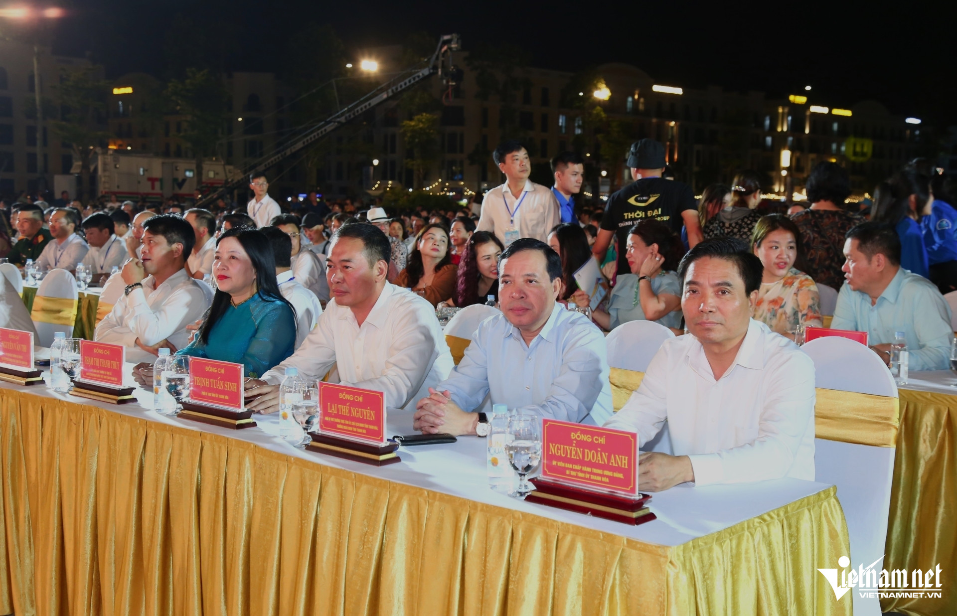 W-a4Hàng trăm nghìn người về dự lễ.JPG.jpg