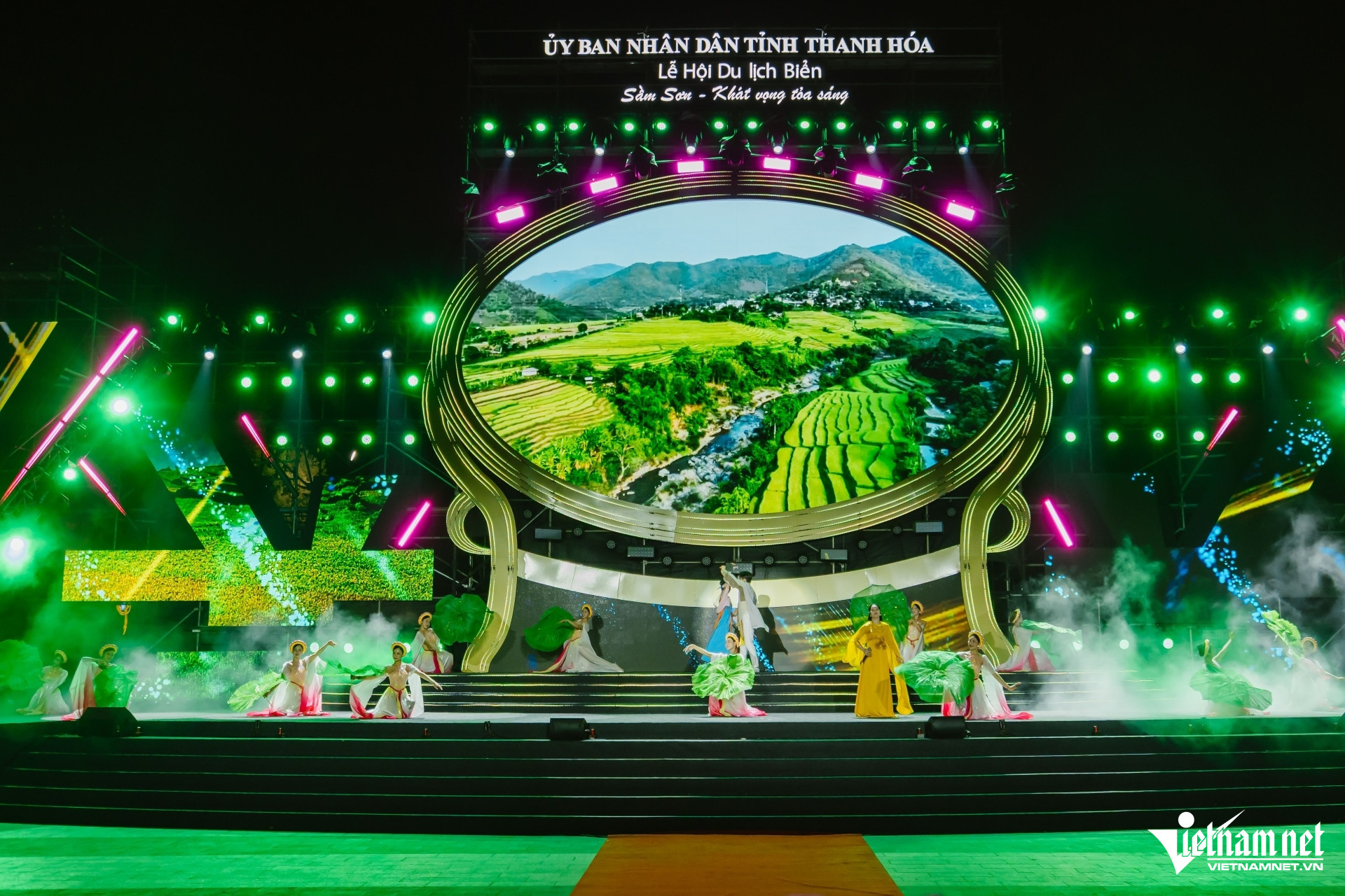 W-a5Hàng trăm nghìn người về dự lễ.JPG.jpg