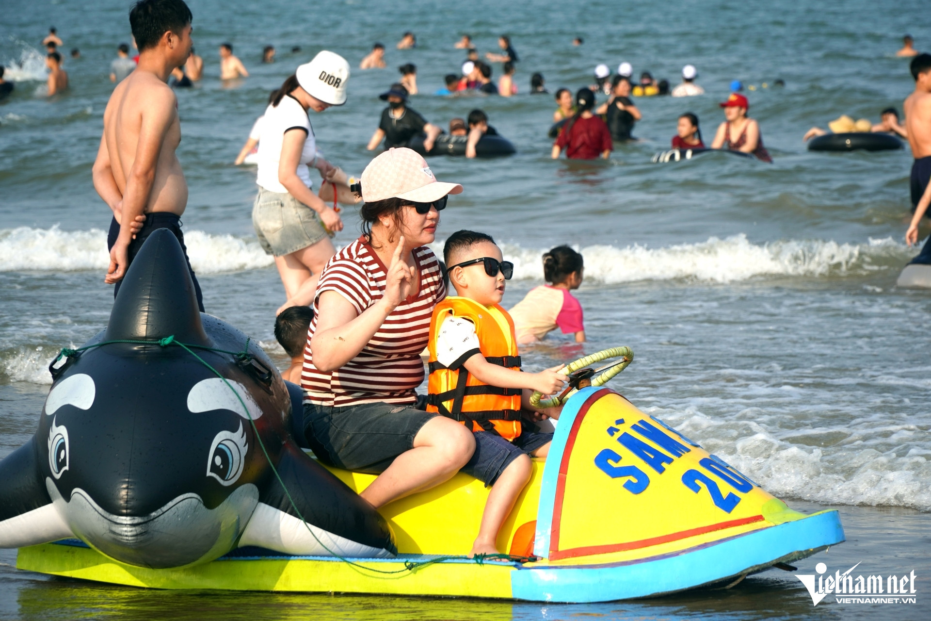 W-a6Biển Sầm Sơn đông khách .JPG.jpg