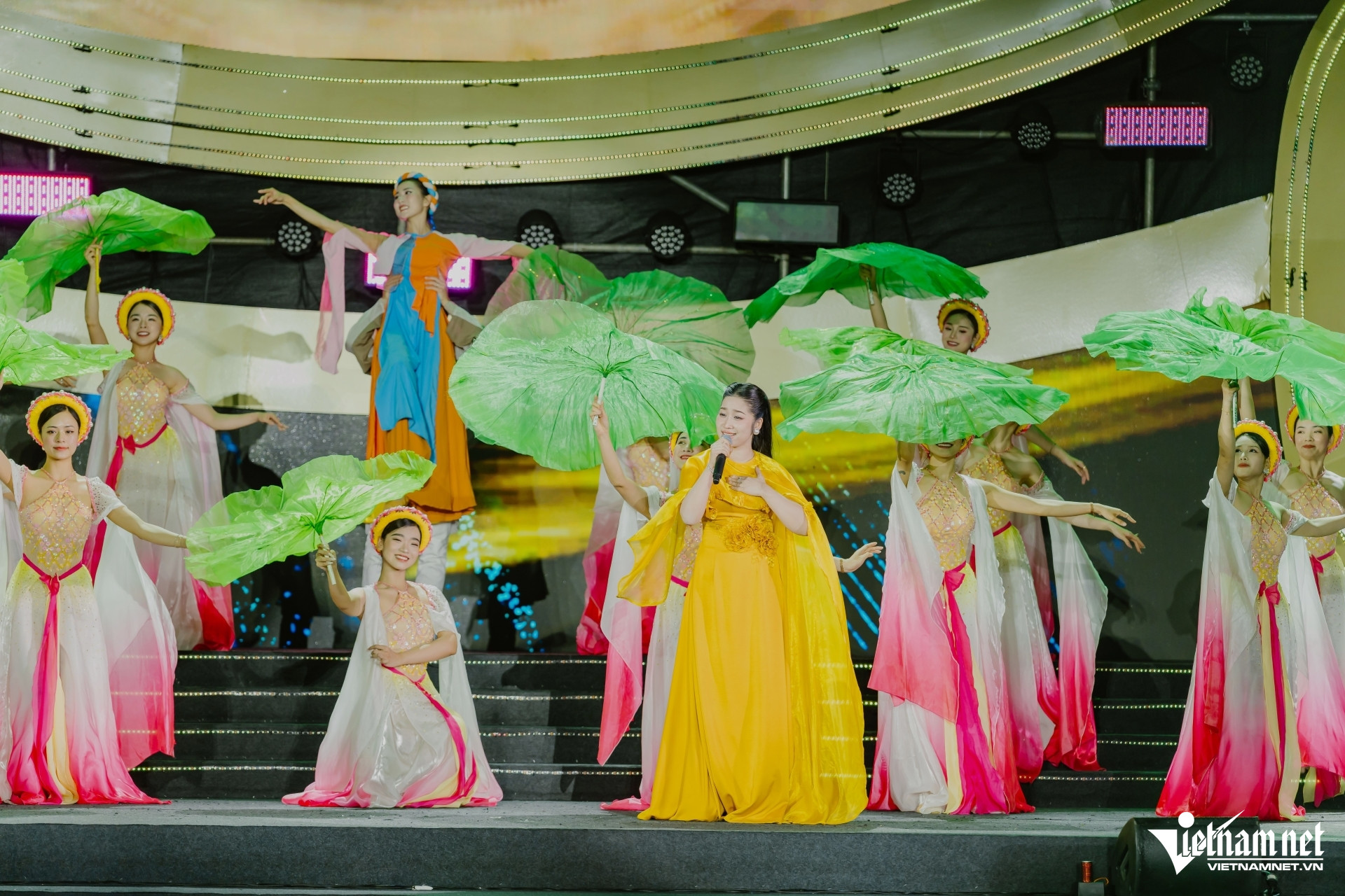 W-a6Hàng trăm nghìn người về dự lễ.JPG.jpg