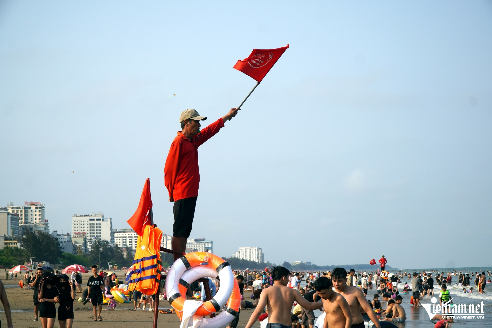 W-a7Biển Sầm Sơn đông khách .JPG.jpg