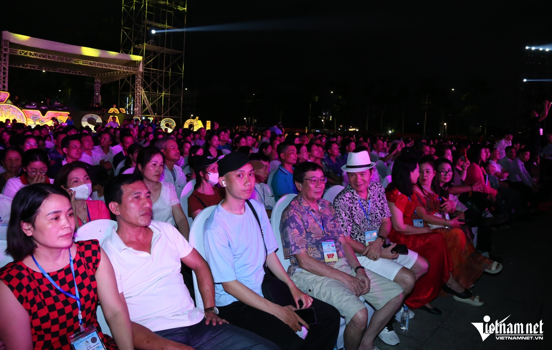 W-a7Hàng trăm nghìn người về dự lễ.JPG.jpg