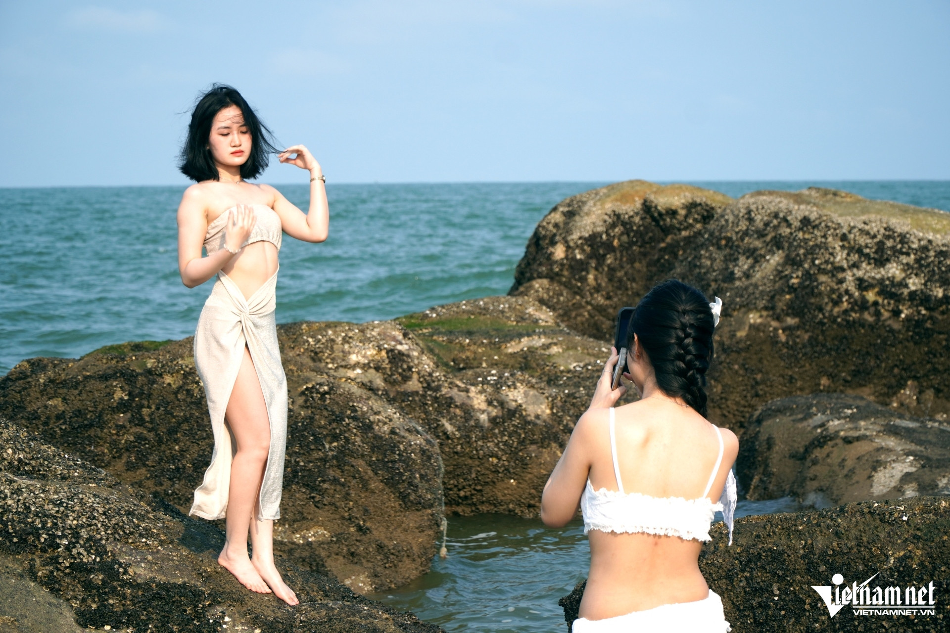 W-a8Biển Sầm Sơn đông khách .JPG.jpg