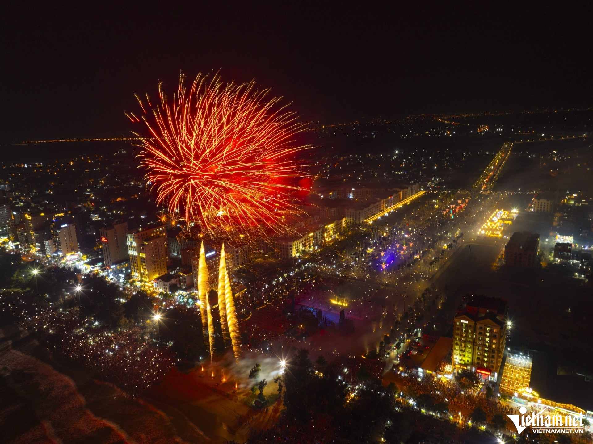 W-a8Hàng trăm nghìn người về dự lễ.jpg