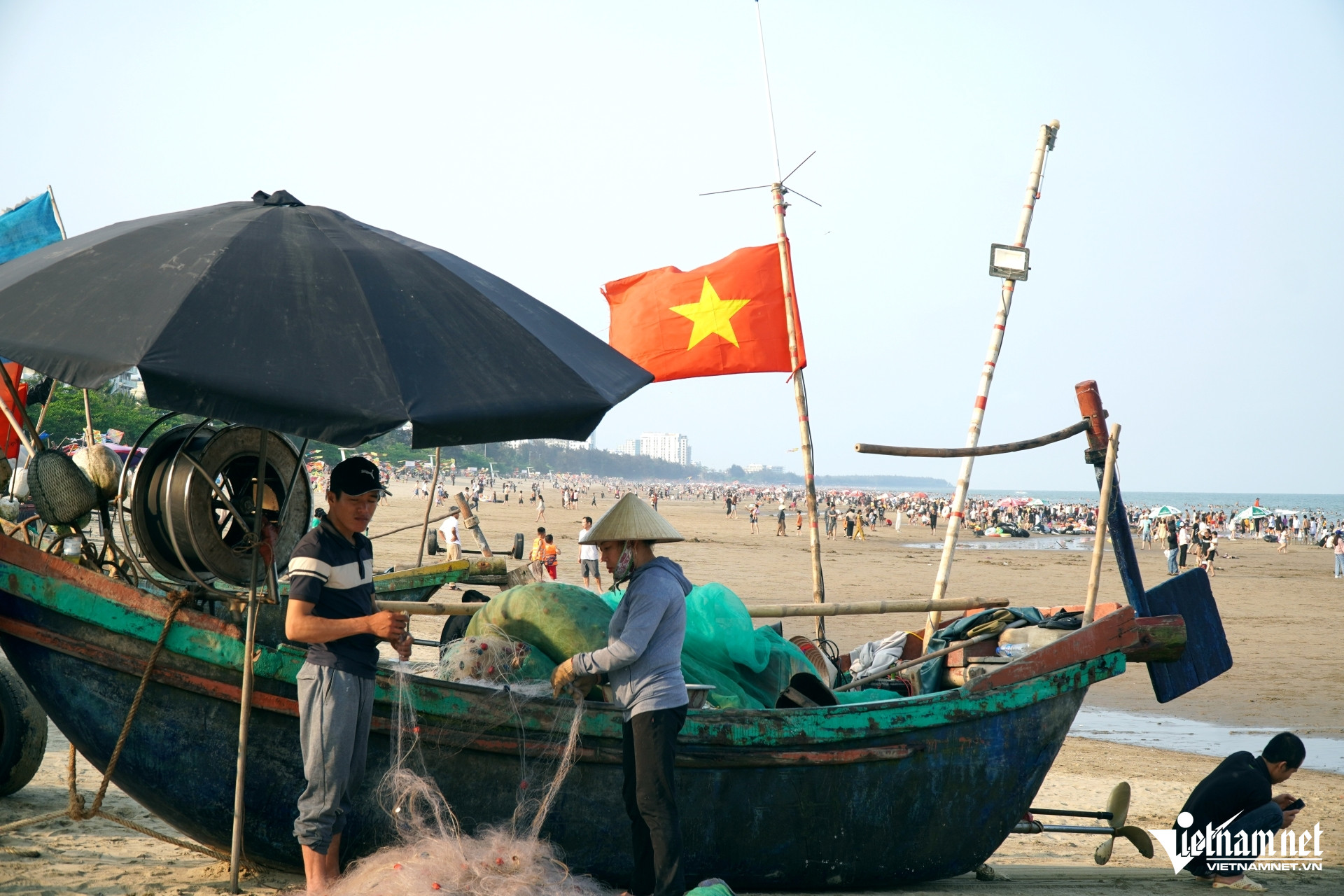 W-a9Biển Sầm Sơn đông khách .JPG.jpg