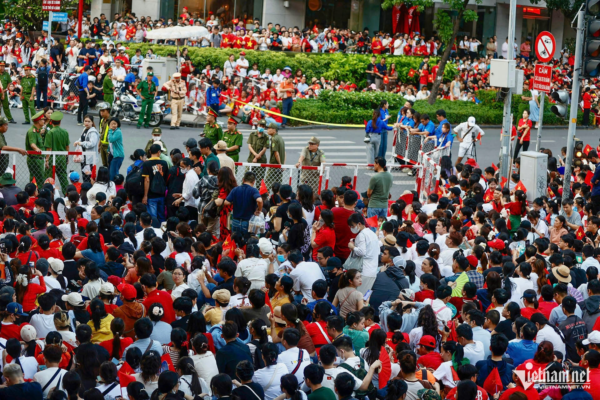 W-biển người 3.jpg