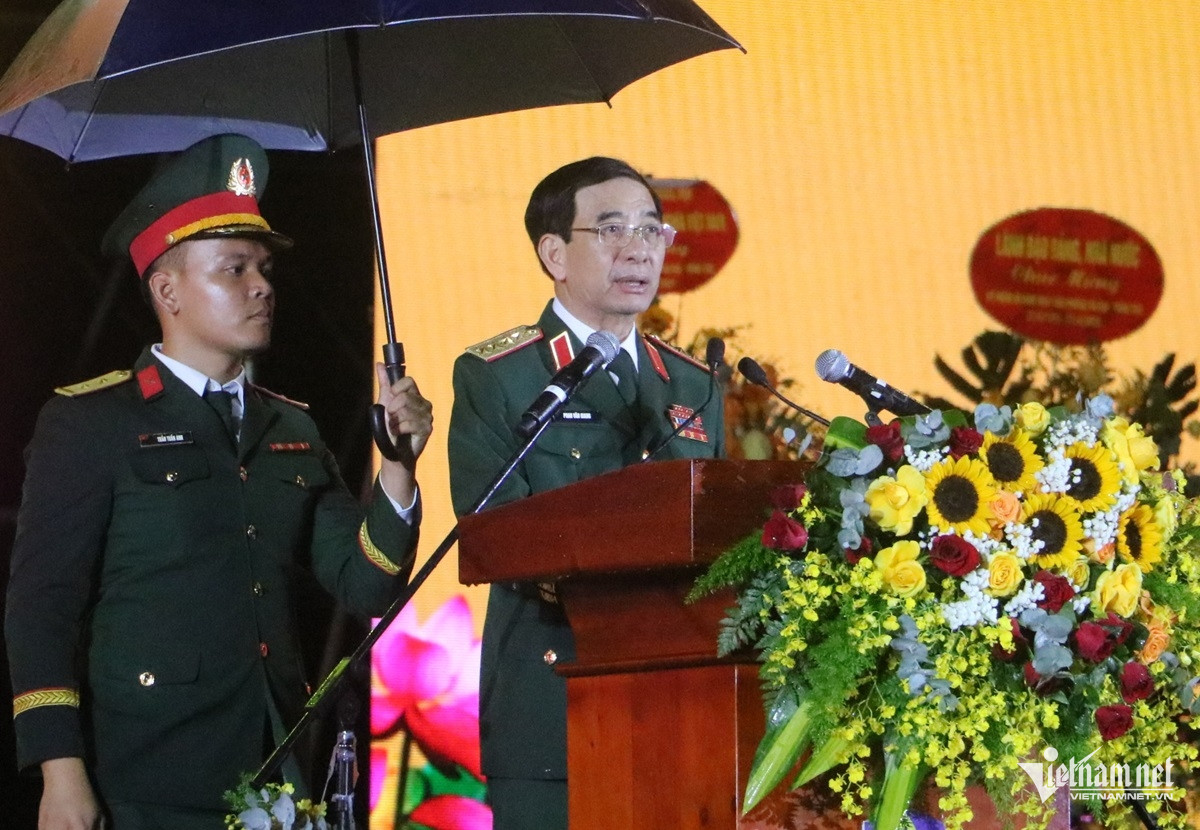 W-đại tướng phan văn giang dự lễ kỷ niệm 50 năm giải phóng bà rịa vũng tàu.JPG.jpg