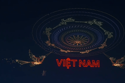 10.500 drone xếp hình xe tăng, cờ giải phóng thắp sáng bầu trời TPHCM