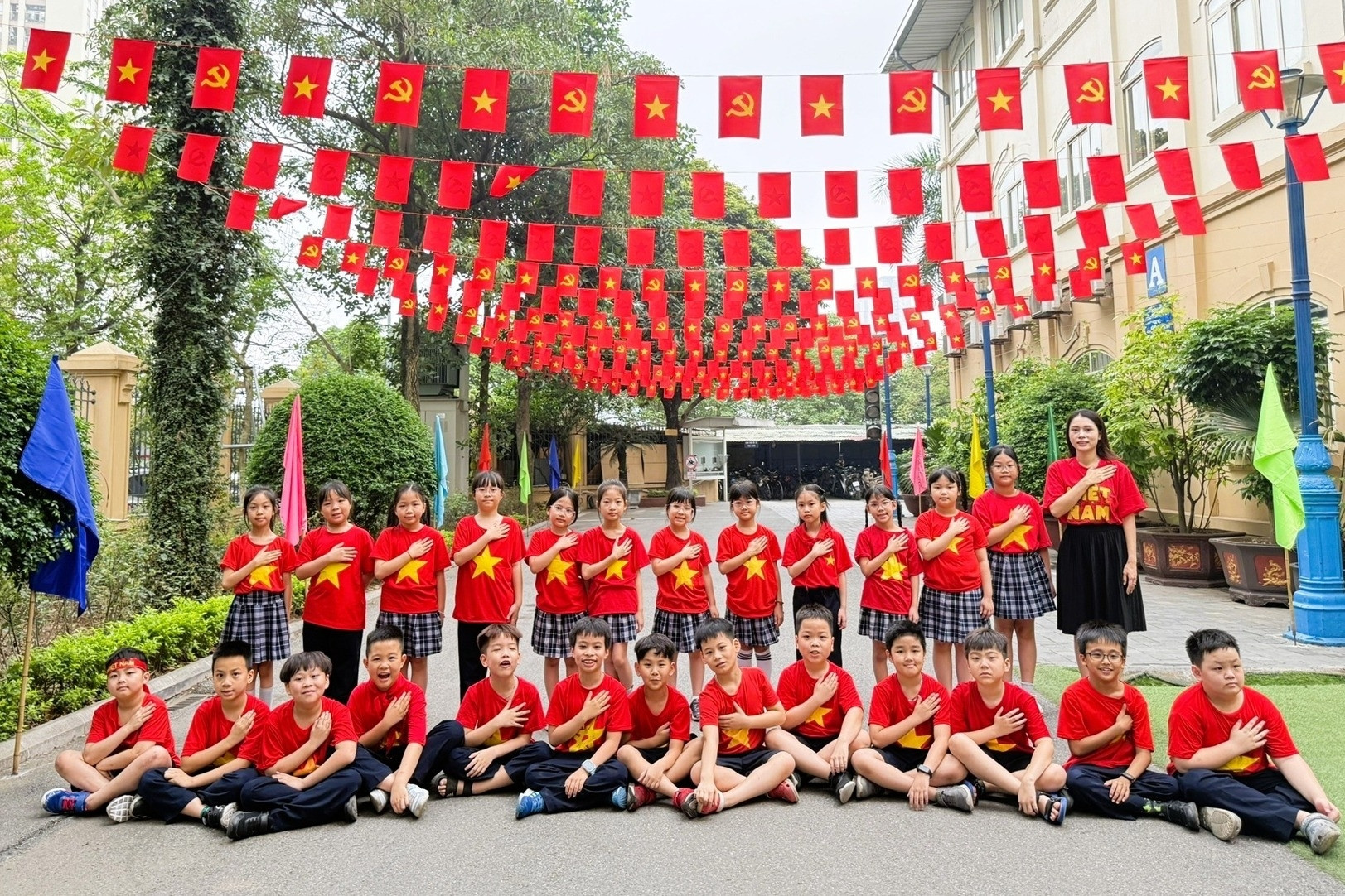 Học sinh, thầy cô 'nhuộm đỏ' sân trường với áo cờ đỏ sao vàng mừng đại lễ 30/4