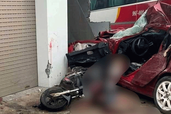 Bản tin chiều 28/4: Xe khách đâm bẹp ô tô con ở Bắc Giang, 1 người tử vong