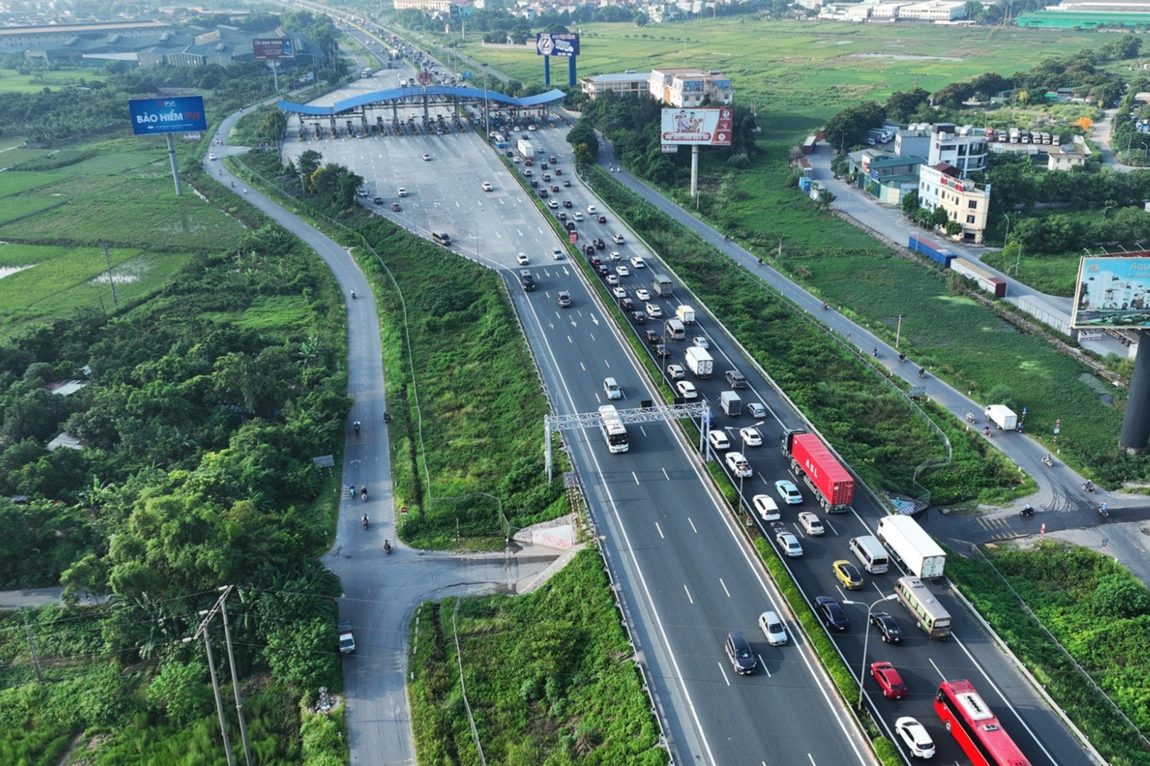 Niềm vui nghỉ lễ 30/4, 1/5: Ứng biến để không kẹt xe, nhích từng mét trên đường