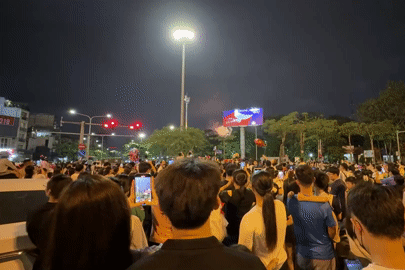 'Biển người' đổ về công viên Thống Nhất xem pháo hoa kỷ niệm 50 năm thống nhất