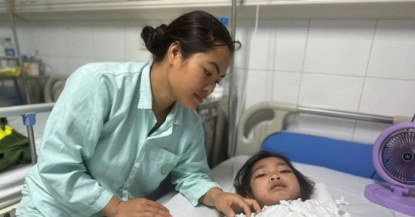 Bố mẹ nghèo cắm cả sổ đỏ vẫn không đủ tiền chữa bệnh hiểm nghèo cho con gái