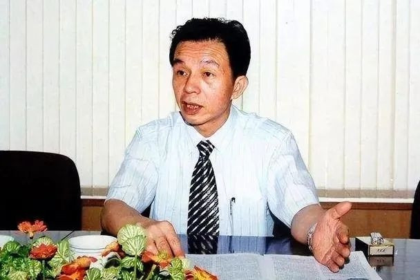 Cậu bé nghèo ngủ trên sàn nhà thờ họ, trở thành tỷ phú nhờ món hàng đặc biệt