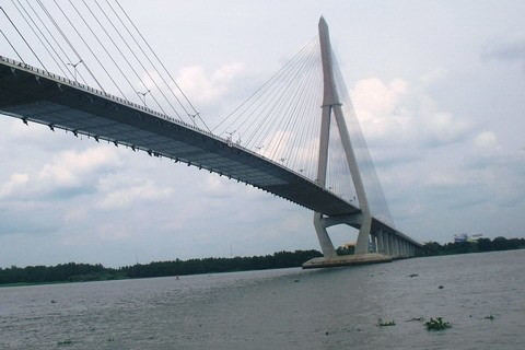 Chồng chém vợ dã man rồi ‘mất tích' bí ẩn, xe máy tìm thấy trên cầu Cần Thơ