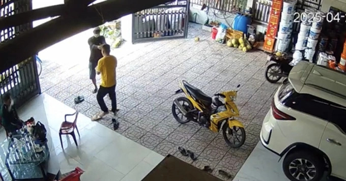 Công an thông tin vụ xông vào nhà nổ súng bắn gục người đàn ông rồi tự sát