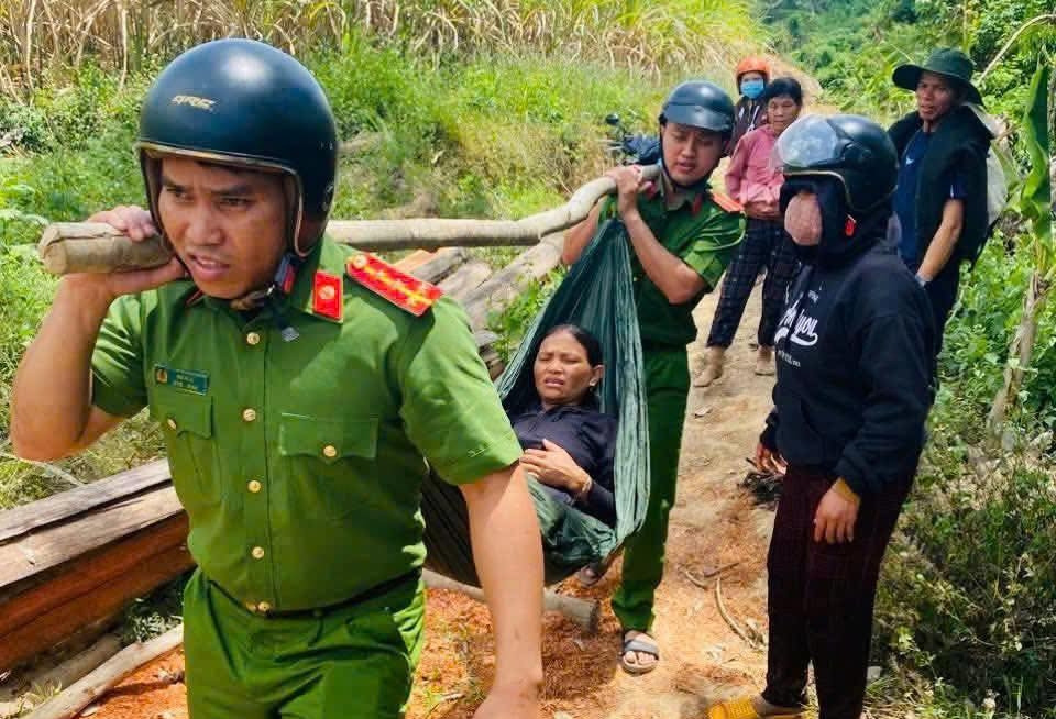 Công an vượt hơn 1km đường rừng đưa sản phụ sinh con trong rẫy ra trạm y tế