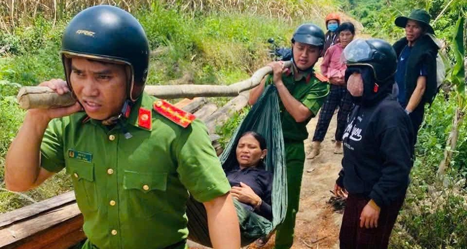 Công an vượt hơn 1km đường rừng đưa sản phụ sinh con trong rẫy ra trạm y tế