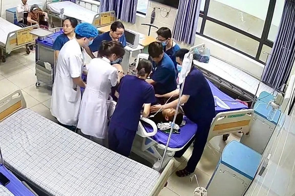 Giữa lằn ranh sống - chết rất áp lực, bác sĩ còn phải lo né đòn