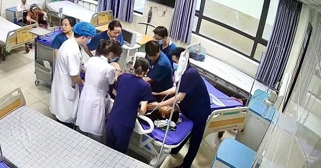 Giữa lằn ranh sống - chết rất áp lực, bác sĩ còn phải lo né đòn