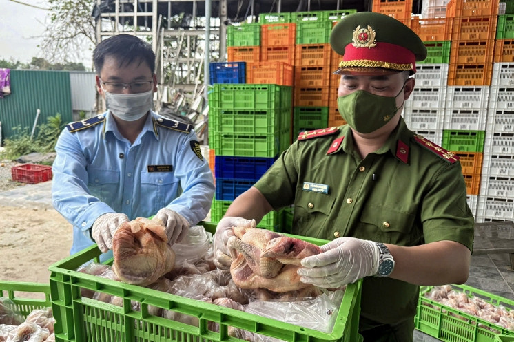 Hàng tấn chân gà, cánh gà, xúc xích 'made in China' bị thu giữ