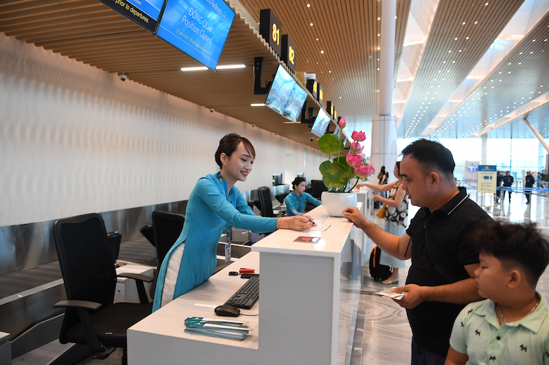 Hành khách đang làm thủ tục tại T3.png