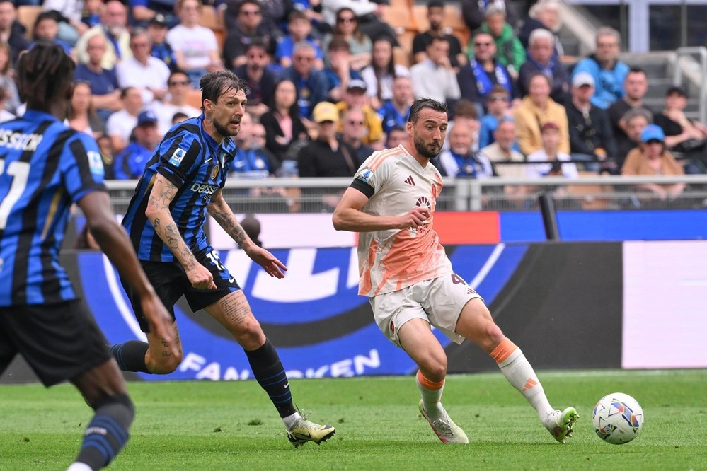 Inter thua đau Roma, mất ngôi đầu trước trận gặp Barcelona