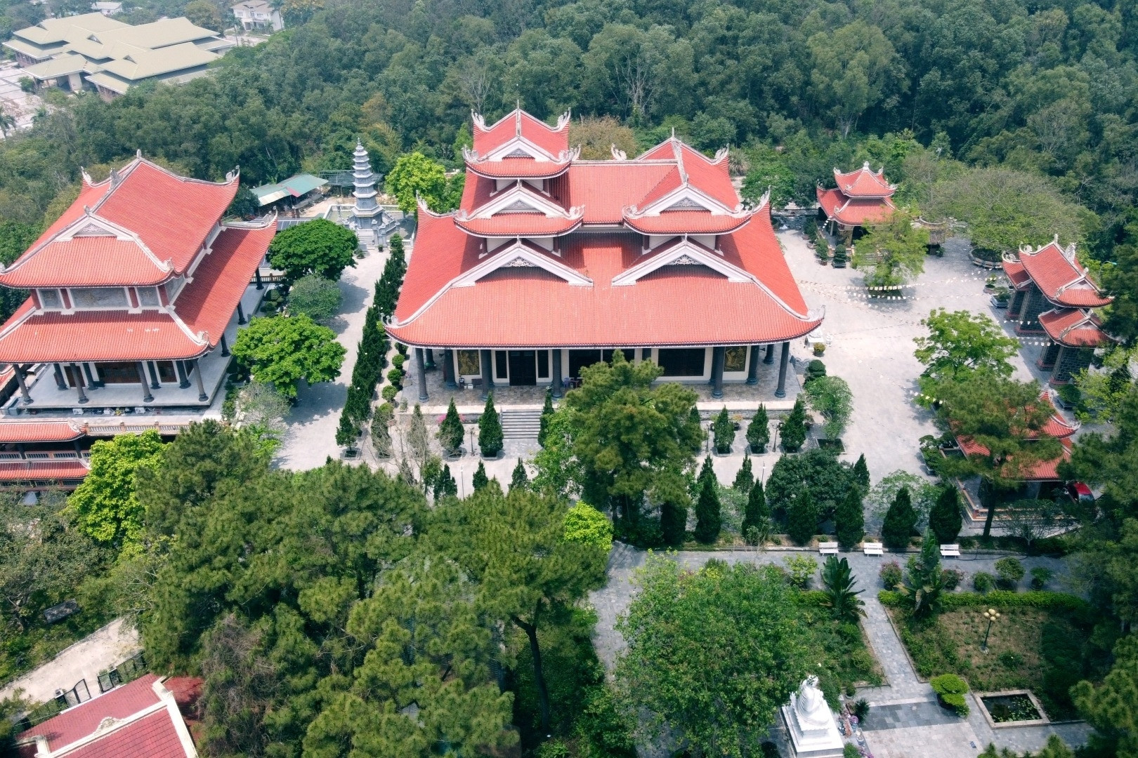 Khám phá vẻ đẹp Thiền viện Trúc Lâm Hàm Rồng bên bờ sông Mã