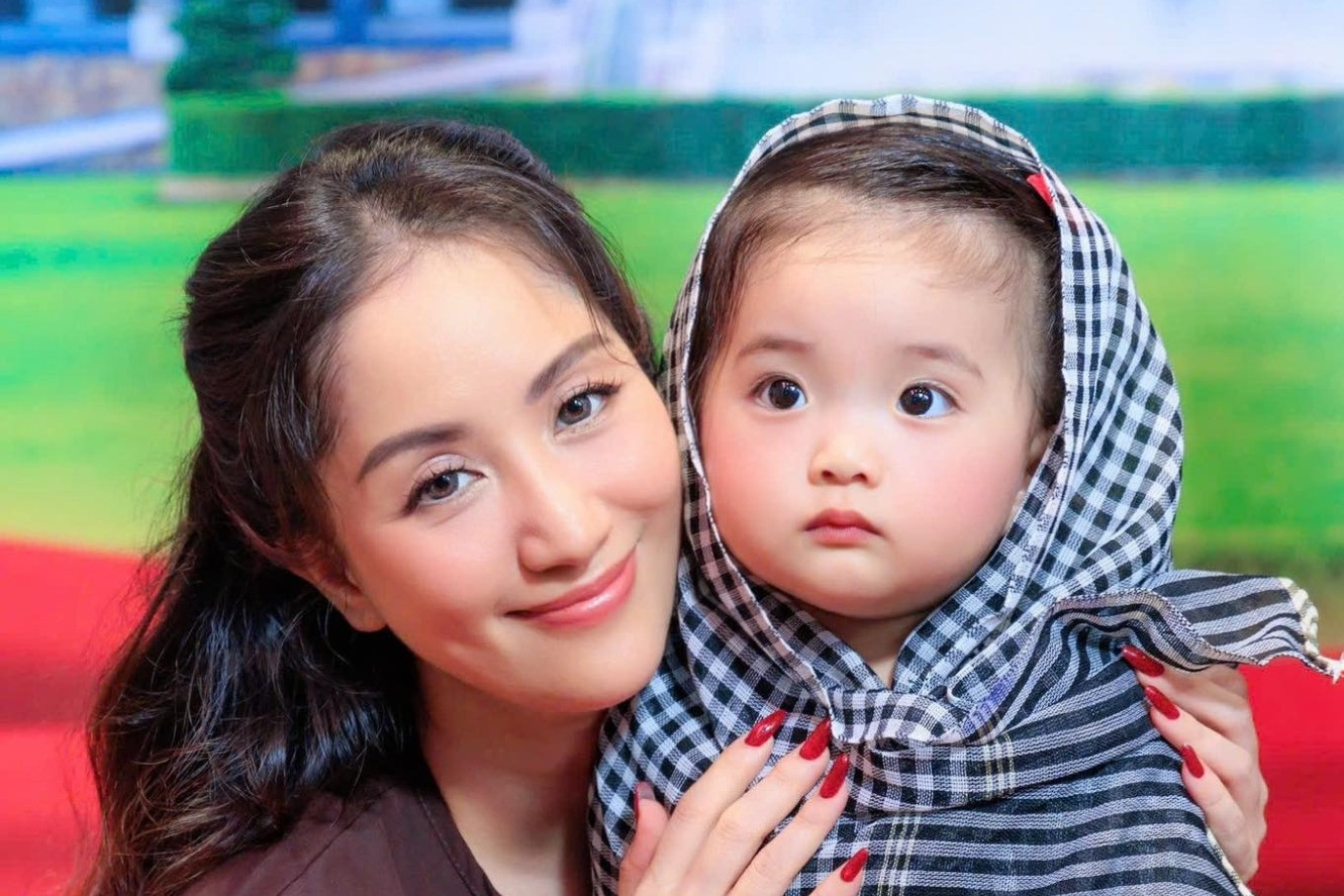 Khánh Thi khoe con gái xinh như búp bê, MC Hoài Anh chụp ảnh với cụ ông U80 cực hot