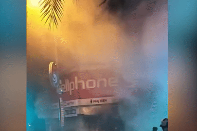Khói lửa ngùn ngụt bốc ra từ cửa hàng điện thoại CellphoneS lúc nửa đêm