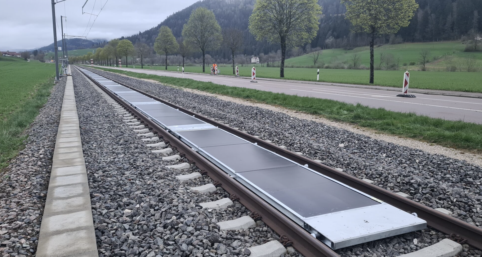 Nhà máy điện mặt trời gắn trực tiếp lên đường ray đầu tiên trên thế giới