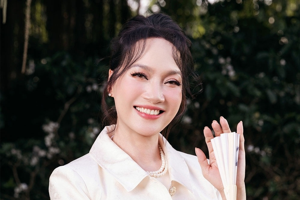 NSND Lê Khanh trẻ trung ở tuổi 62, Ý Nhi xinh đẹp như một 'nàng thơ'